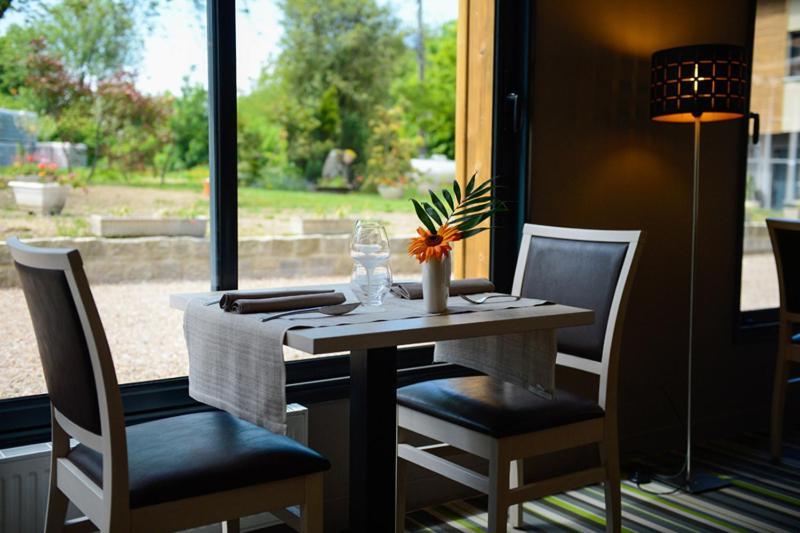 Logis La Lentillere - Restaurant Cote Parc Lalacelle Exterior foto